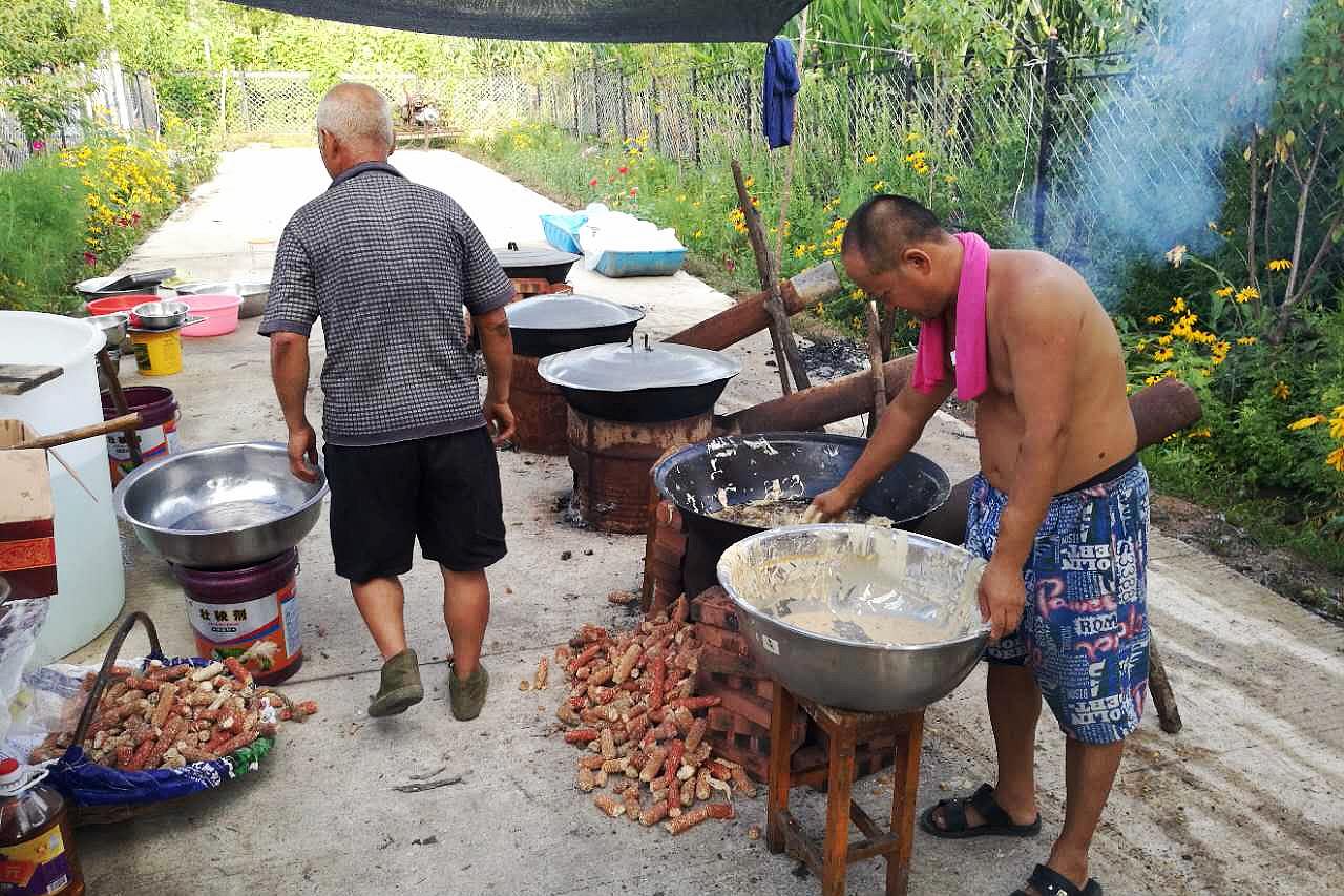 实拍东北农村婚宴流水席 柴火灶大铁锅，热闹的后厨你见过吗?