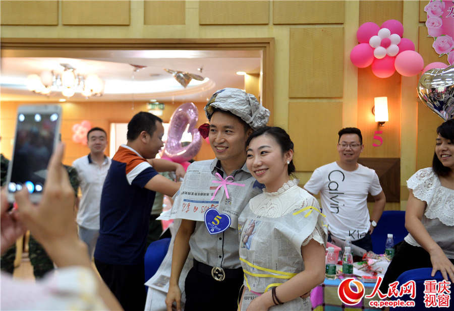 “平常执勤训练任务重,家里安排的几次相亲都没去成,家里也着急,今天来参加这个相亲会的路上,我爸还给我打电话问我谈恋爱没有。”来自武警重庆总队二支队士官长王洪生告诉记者,相对于外表,他更看重对方的人品。