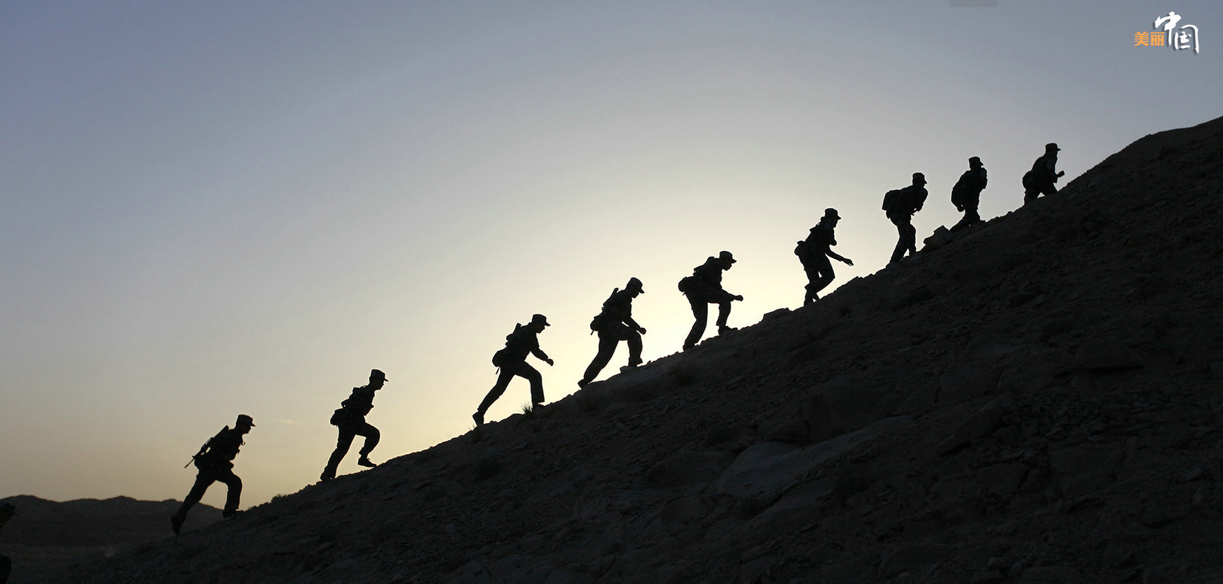 常年驻守肃北蒙古族自治县马鬃山地区的某边防连，担负着中蒙边界甘肃段约30公里的边境执勤守卫任务。这里气候恶劣，夏天最高气温50多度，冬天最低气温零下40多度，一年8级以上大风长达100多天，曾被联合国环境规划署划定为不适宜人类居住生活的“生命禁区”。图为夜幕下，迎着刺骨的寒风，官兵们翻越一个个高地巡逻。曹志政 摄
