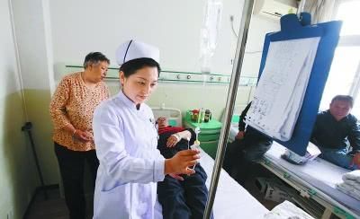 农村人进城看病被城里人看不起,小伙子一句话