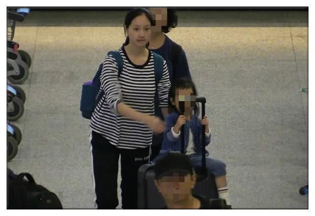 沈佳妮真胆大!机场素颜连眉毛都没画,网友:难怪