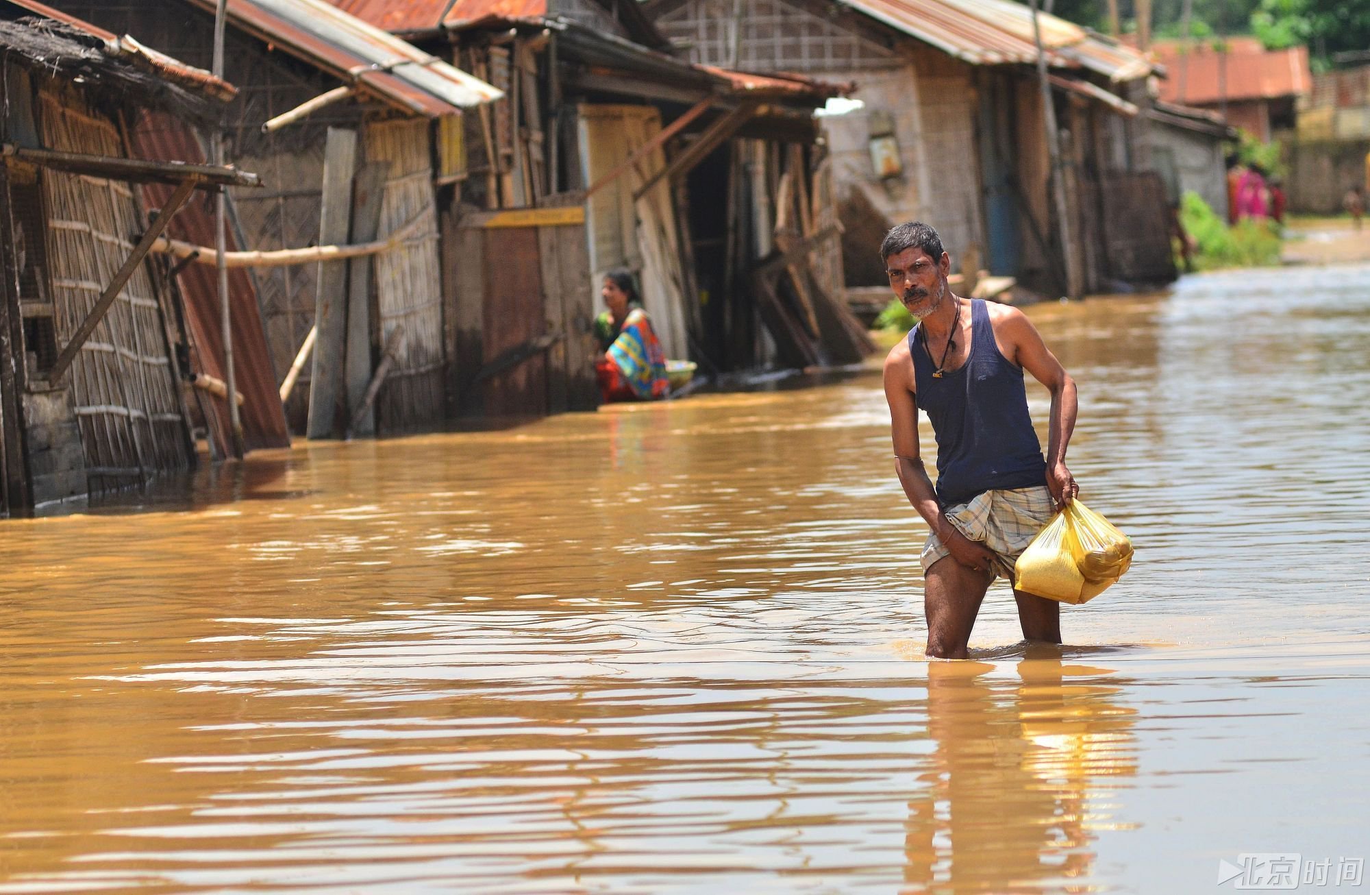 印度洪灾已致32人死亡上百万人受灾 整个村庄被淹