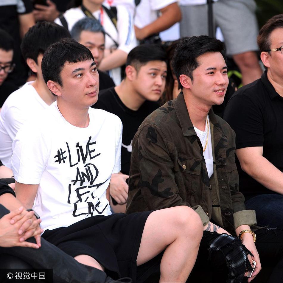 王思聪短裤白T畅饮香槟 平民style台下低头玩手机