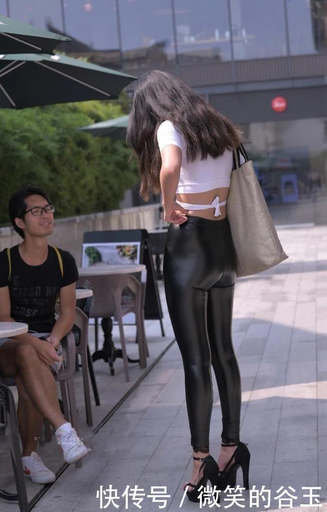 街拍小姐姐的恨天高和紧身皮裤组合,走在街上回头率极太高