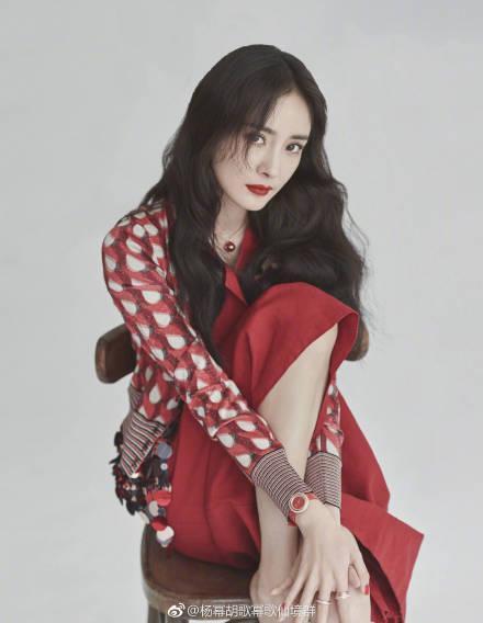 杨幂《明日之子》造型多变 展现完美衣品