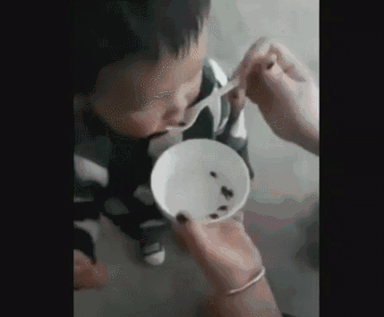 给幼童喂食活蝌蚪给孩子去火？别让愚昧坑了娃！