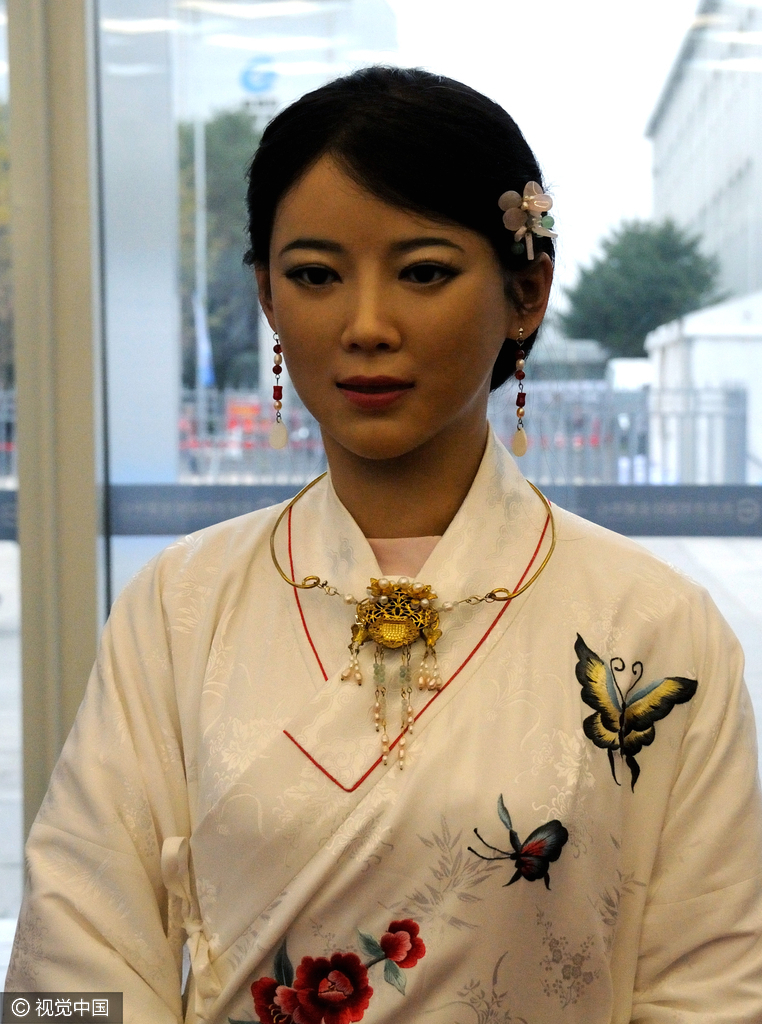 高颜值仿真机器人“佳佳”亮相 能说会道引关注 高颜值仿真机器人“佳佳”亮相 能说会道引关注