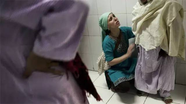 在2013年接到第一个任务，就是去阿富汗三个月。后来又去了巴基斯坦。当时因为各国的部队，包括塔利班，在阿富汗有一些武装冲突。爸爸妈妈还是有点担心的，我后来才知道，爸爸默默地找了很多阿富汗的相关资料。