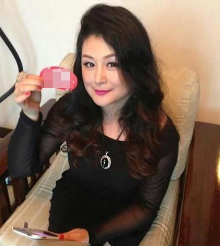 47岁"谢大脚"近照曝光!老公长相尴尬,结婚20年无子