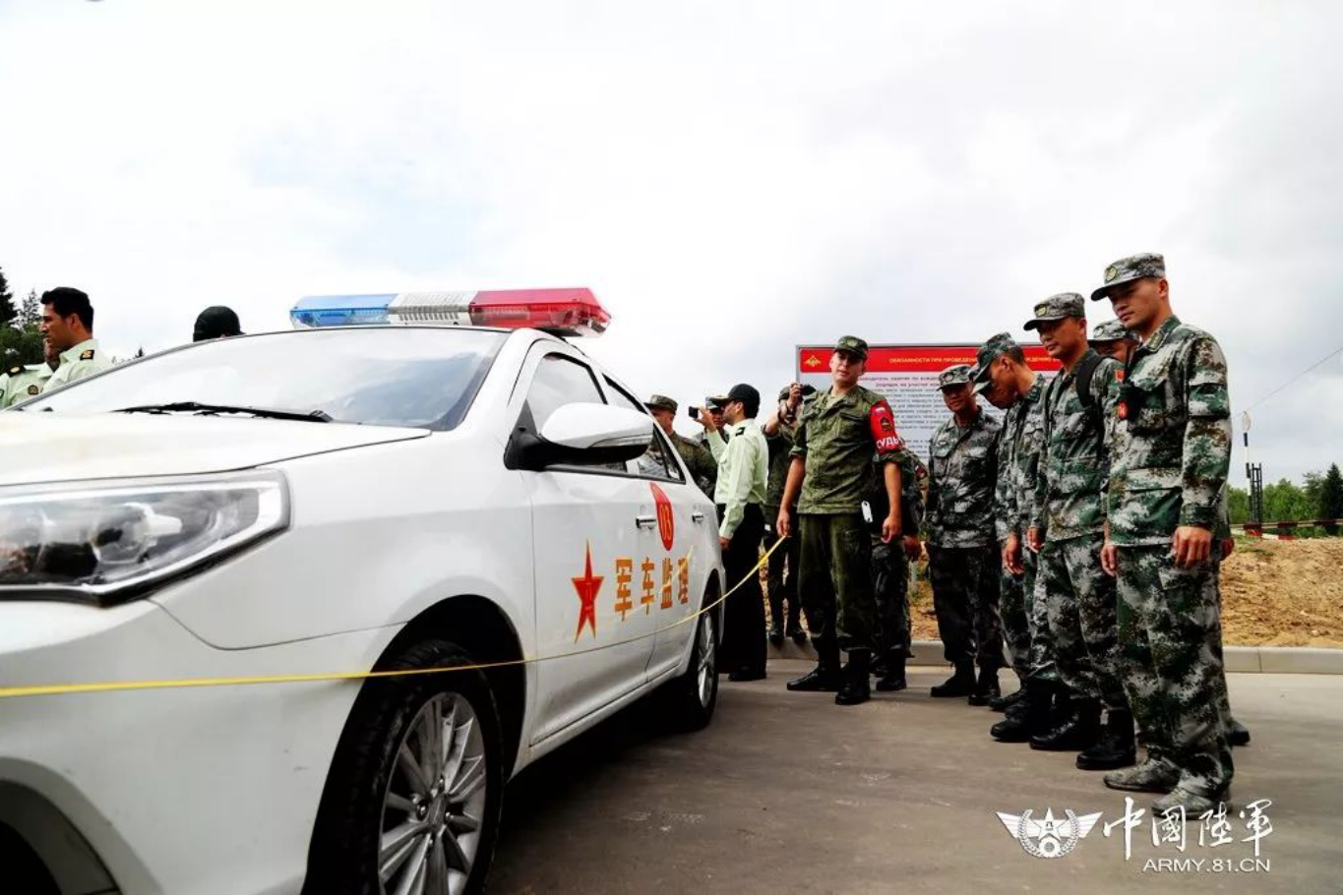 正在诺金斯克俄军"军车监理"训练基地积极备战的我军参赛队领队陈小明