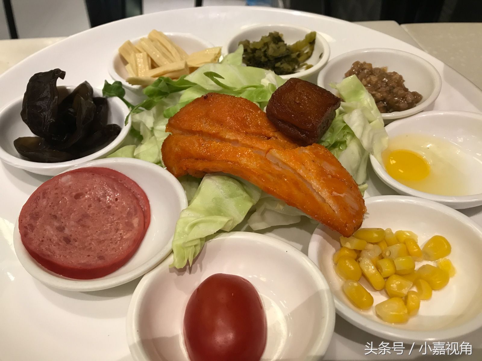 在上海的新开商场吃饭,冲一百送一百,三人吃饭