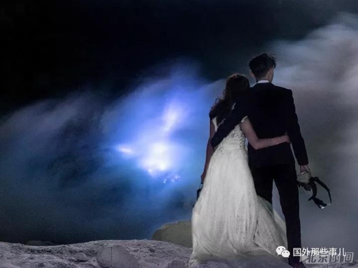 浪漫or自杀!亚洲夫妻徒步前往活火山口 戴着防毒面具拍婚纱照 浪漫or自杀!亚洲夫妻徒步前往活火山口 戴着防毒面具拍婚纱照