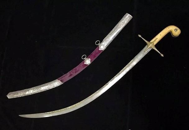 舍施尔弯刀:下图这把刀刃采用弧形设计的冷兵器来自16世纪的印度,是