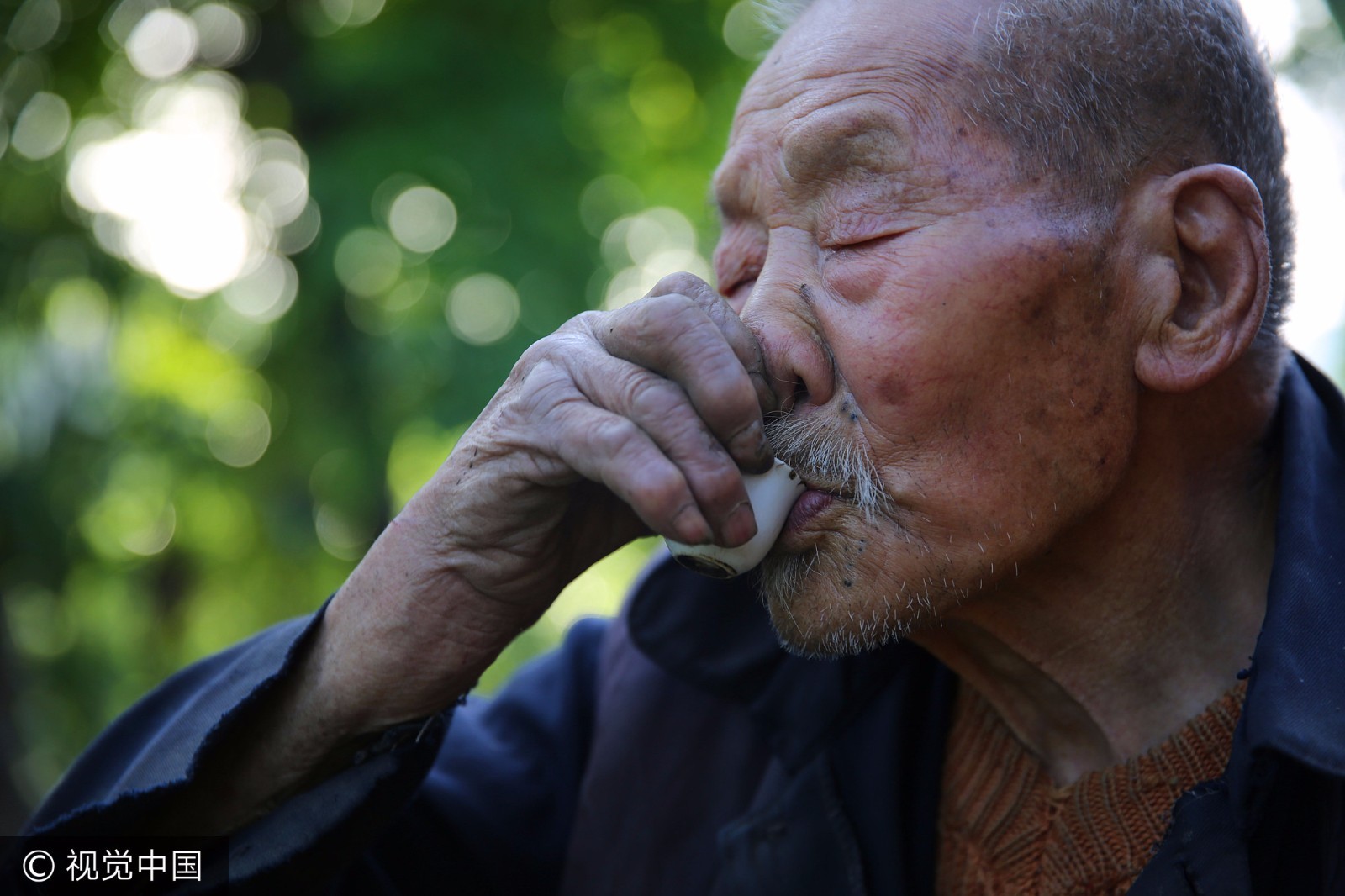 老人一年喝200斤酒 唱山歌15分钟停不下来