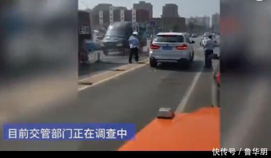 奥迪跑车北京街头撞交警冲卡逃逸 交警和路人