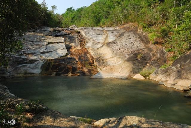潭旁边石刻着 有龙则灵 的四个字的传说-北京时