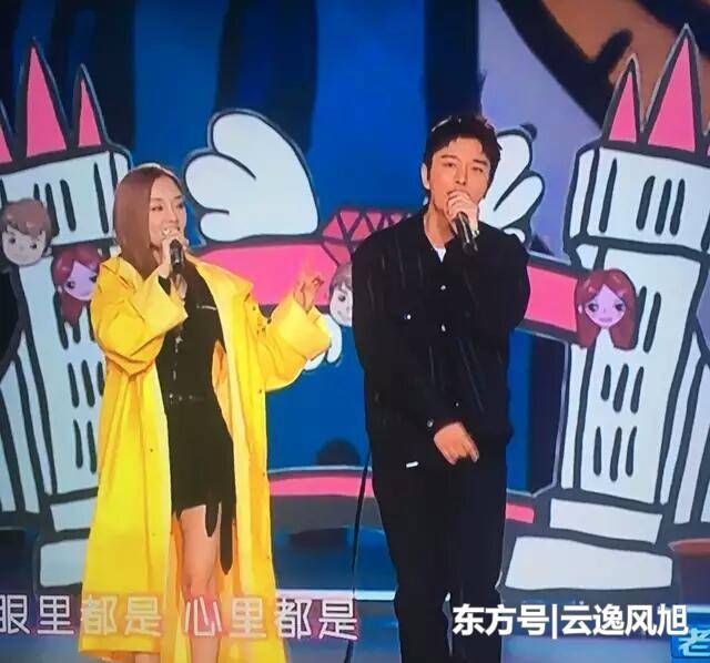 跨年晚会李小璐欲牵贾乃亮手却被拒,网友:全程