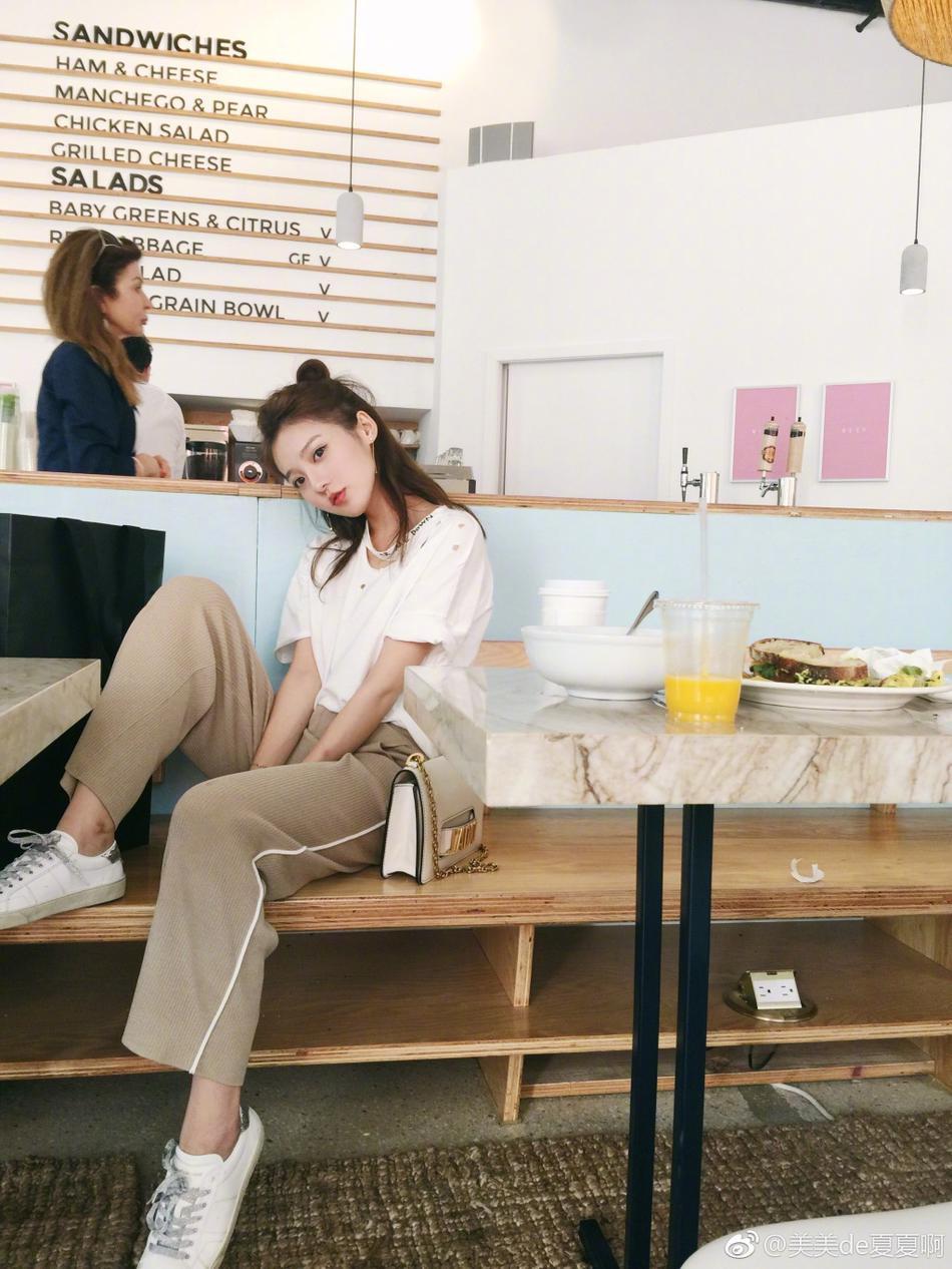 日前，网红美女夏夏在微博晒出一组美照，照片中，夏夏变换多身造型，时髦百变，纯美不输baby。