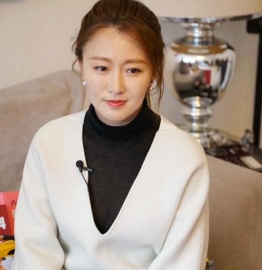 潘长江之女潘阳全家照曝光,富豪老公送8000万豪车示爱,今成这模样!