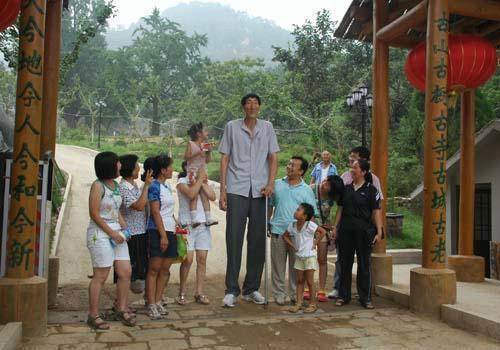 身高2.36米 直击56岁的巨人娶妻后的真实生活 身高2.36米 直击56岁的巨人娶妻后的真实生活