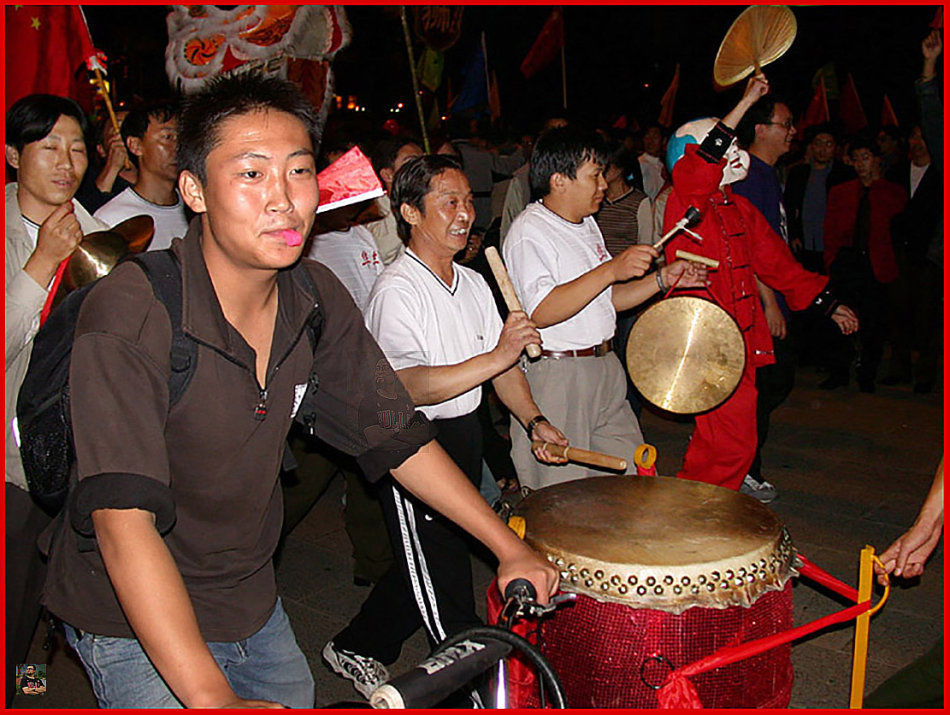 国足第一次打进世界杯的欢庆场面,我们多想再