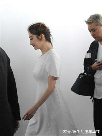 景甜白裙秀傲人上围:白裙显上围傲人,景甜深V