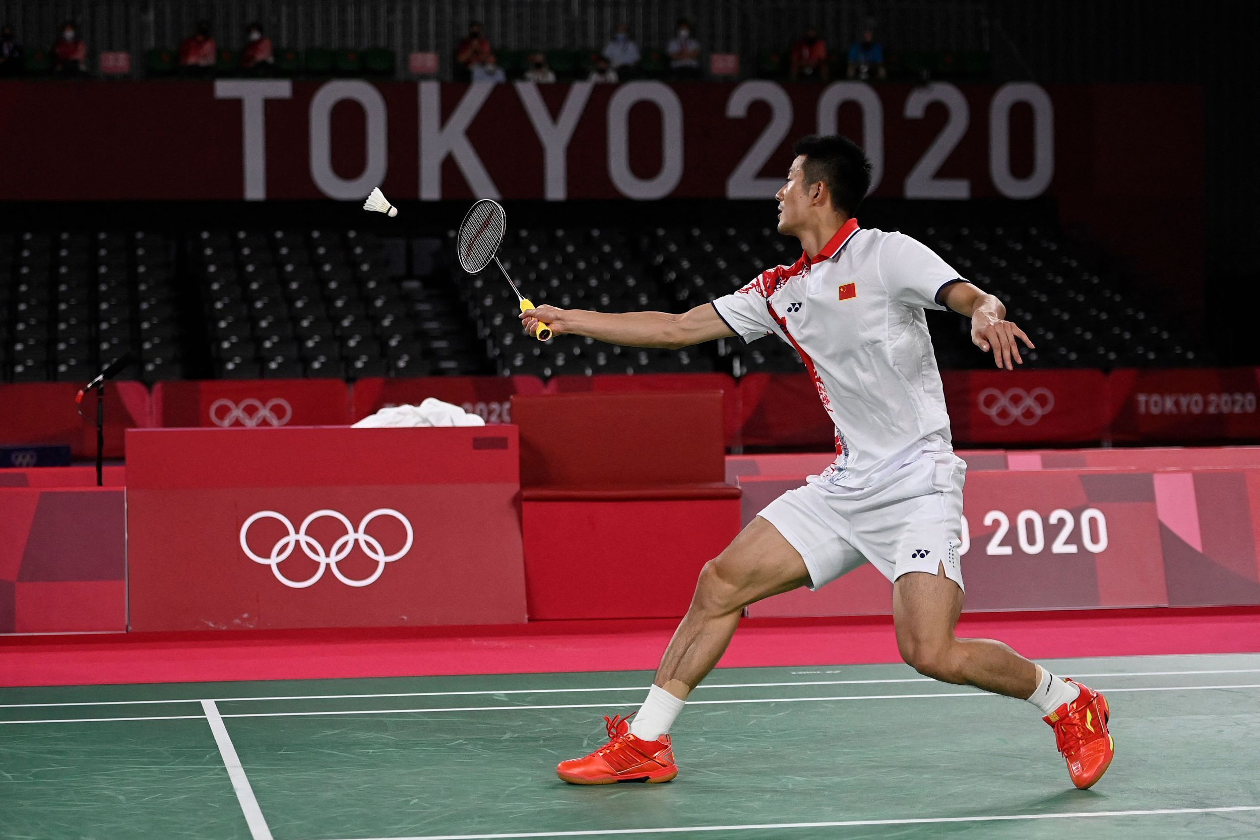 第一局比赛以21-15结束,谌龙落后一局.第二局中,谌龙12-21惜败安赛龙.