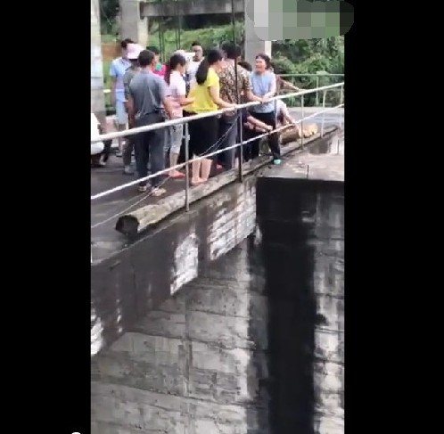 女子拍洪水发朋友圈 失手将怀中1岁孩子掉下河 女子拍洪水发朋友圈 失手将怀中1岁孩子掉下河
