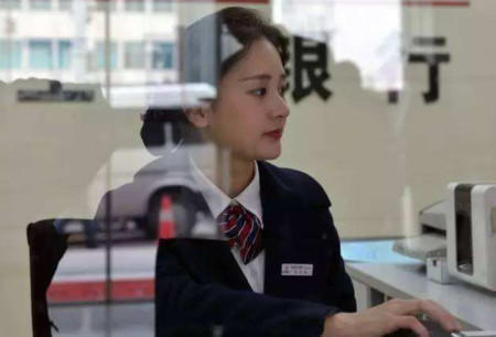 为何银行职员建议存款存两年合算,而不是四年