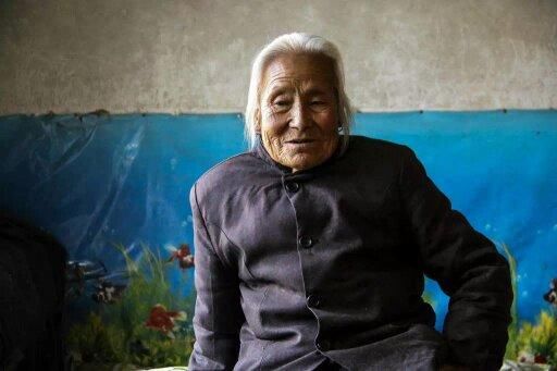计宗英今年81岁了,虽然满头白发,但仍然身体硬朗,精神矍铄.