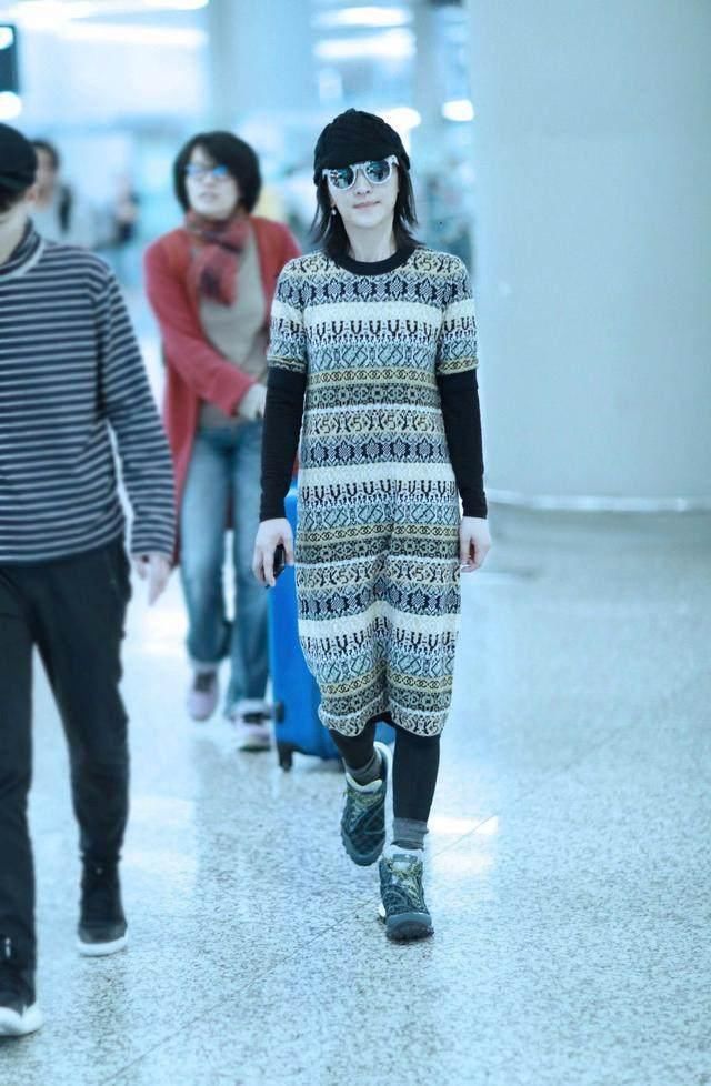 周迅穿着筷子参加活动?网友:这都一把年纪了