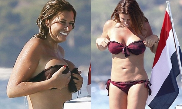 荷兰足球名将范德法特在与女友出海度假时，其女友泳衣滑落双手护胸。