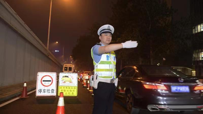 北京警方组织开展全市夏夜治安巡查宣防第四波次统一行动