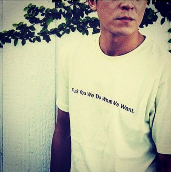 陈冠希IG贴图，衣服上的话翻译过来就是：卧槽，我们想做啥就做啥。可以看出，陈冠希的个性一直火爆直爽