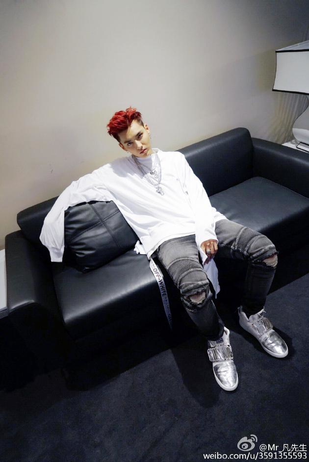 视频中,吴亦凡穿着灰色卫衣戴着黑色鸭舌帽,与kevin并肩依偎,两人各拿