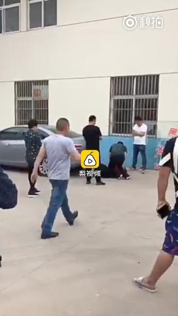 男子当街殴打妻子 离婚当天民政局门口被儿女揍 男子当街殴打妻子 离婚当天民政局门口被儿女揍