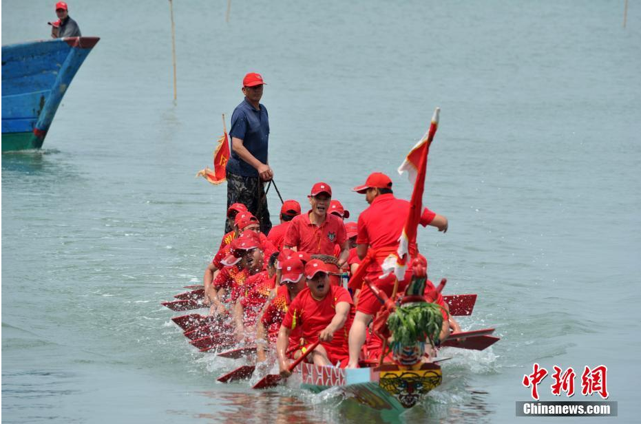 5月27日，连江县筱埕镇定海村村民在海上进行龙舟比赛。当日，福建省连江县筱埕村和定海村举行海上赛龙舟活动。据了解，当地在明朝万历年间就有了海上赛龙舟的传统，至今这个习俗已经保持了四百年，已经成为当地独特的风景。 张斌 摄