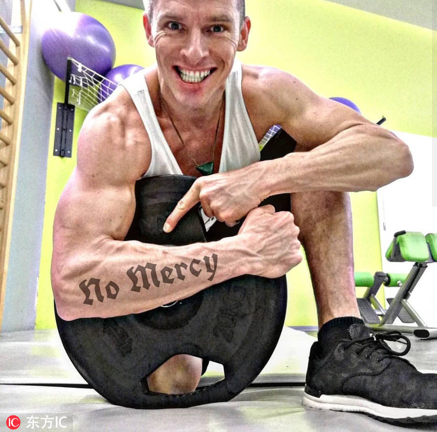 晒晒国外运动达人肌肉照 这碗健身鸡汤一起干