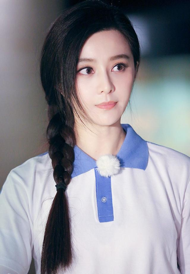 女星穿校服,郑爽清纯甜美,杨颖少女感十足,但都