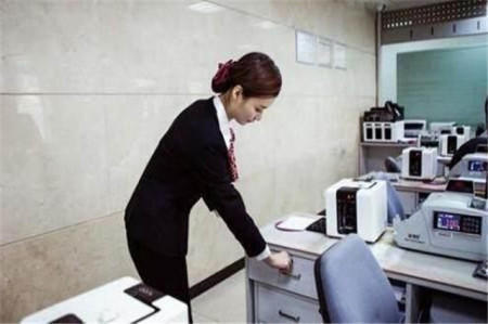 拿40万存银行,存三年,每年能有多少利息?看完