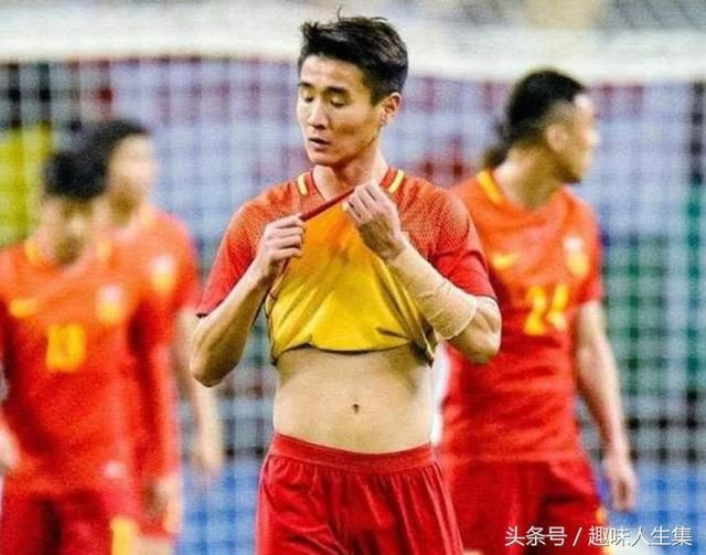 国足队长被女主持质问:你有腹肌吗?立马捂住肚