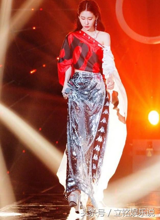 张碧晨微露香肩,脚踩20cm恨天高,隔着屏幕都觉