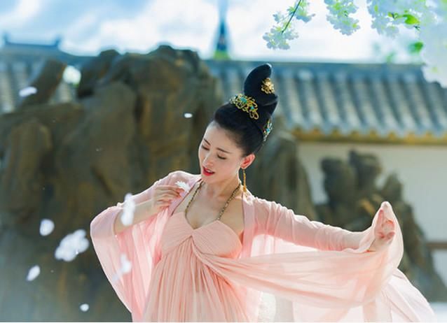 古装穿越剧所有的主角都回到现代,只有她选择