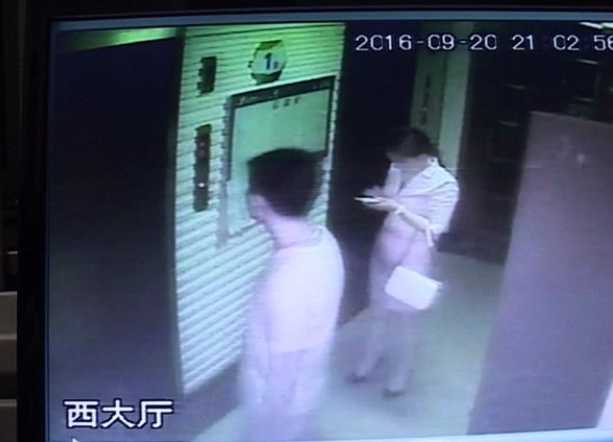 身着短裙也给女性增添了几分诱惑,令人想入非非。家住南京的王女士下班回家时,就被一名男子尾随进了电梯,回家后她发现身后的裙子上出现了不明液体,并伴有一股难闻的味道。
