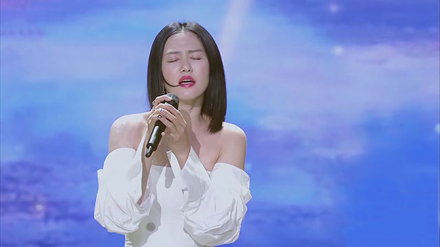 谭维维放声高唱 带您感受美丽的大草原