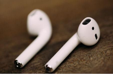 Linus花高价体验苹果最新耳机Airpods 音质性能