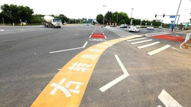 通州区:部分路口试点货车“右转必停”!停车观察、确认安全后再起步 通州区:部分路口试点货车“右转必停”!停车观察、确认安全后再起步