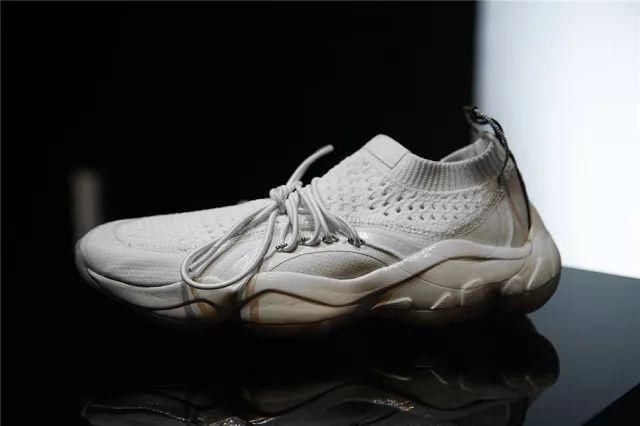 趁着出差,我和陈伟霆宋茜一起在夜店里看了场