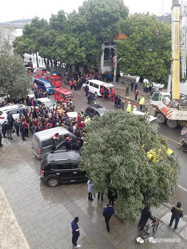 现场围满了围观群众.本文图片 广西人民广播电台
