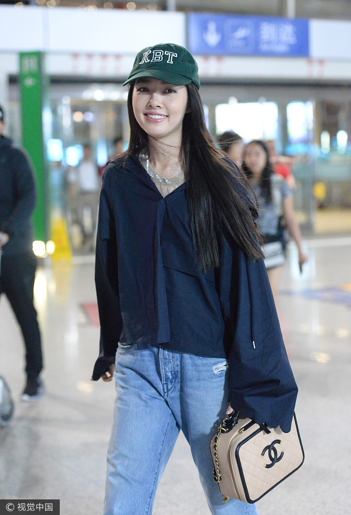 郭碧婷素颜不惧镜头 机场戴棒球帽玩休闲风